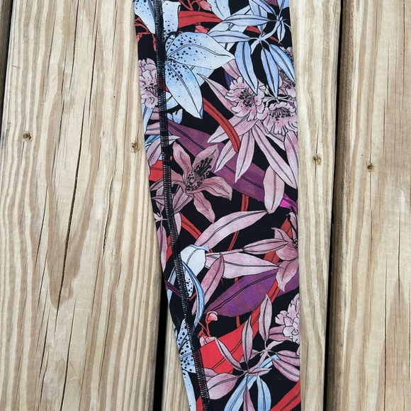 Lululemon Train Times 7/8 Leggings Size 4 Floral - Picture 6 of 13